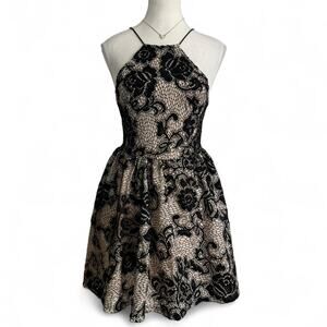 Bebe Vintage Lace Embroidered Halter High Neck Dress Soft Glam Size 00 Aria Vibe